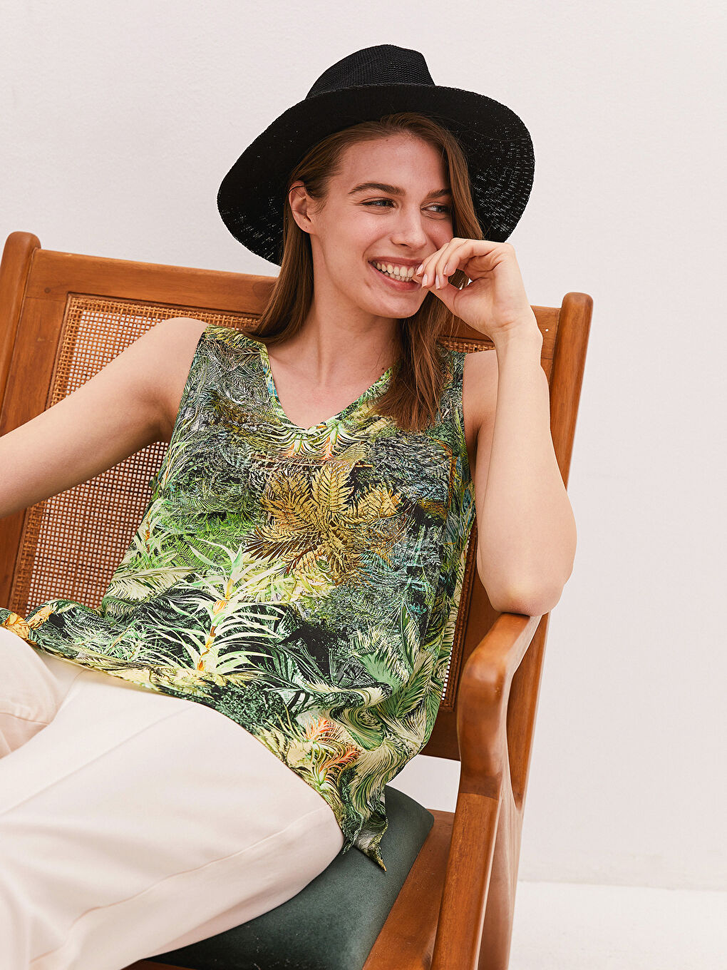 Yeşil V Yaka Baskılı Viskon Kadın Bluz-2