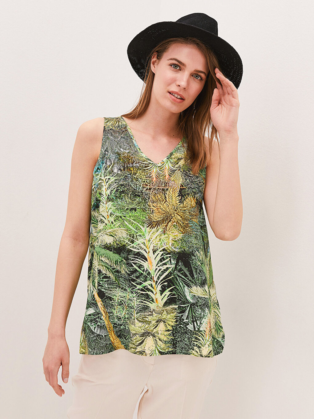 Yeşil V Yaka Baskılı Viskon Kadın Bluz-3