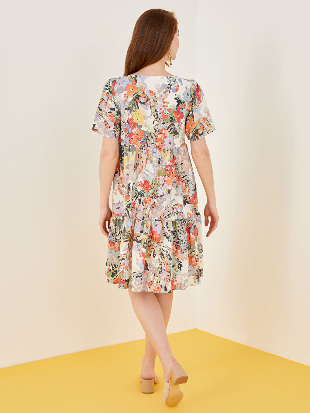 Karışık V Yaka Desenli Kısa Kollu Krep Kumaş Kadın Elbise-4