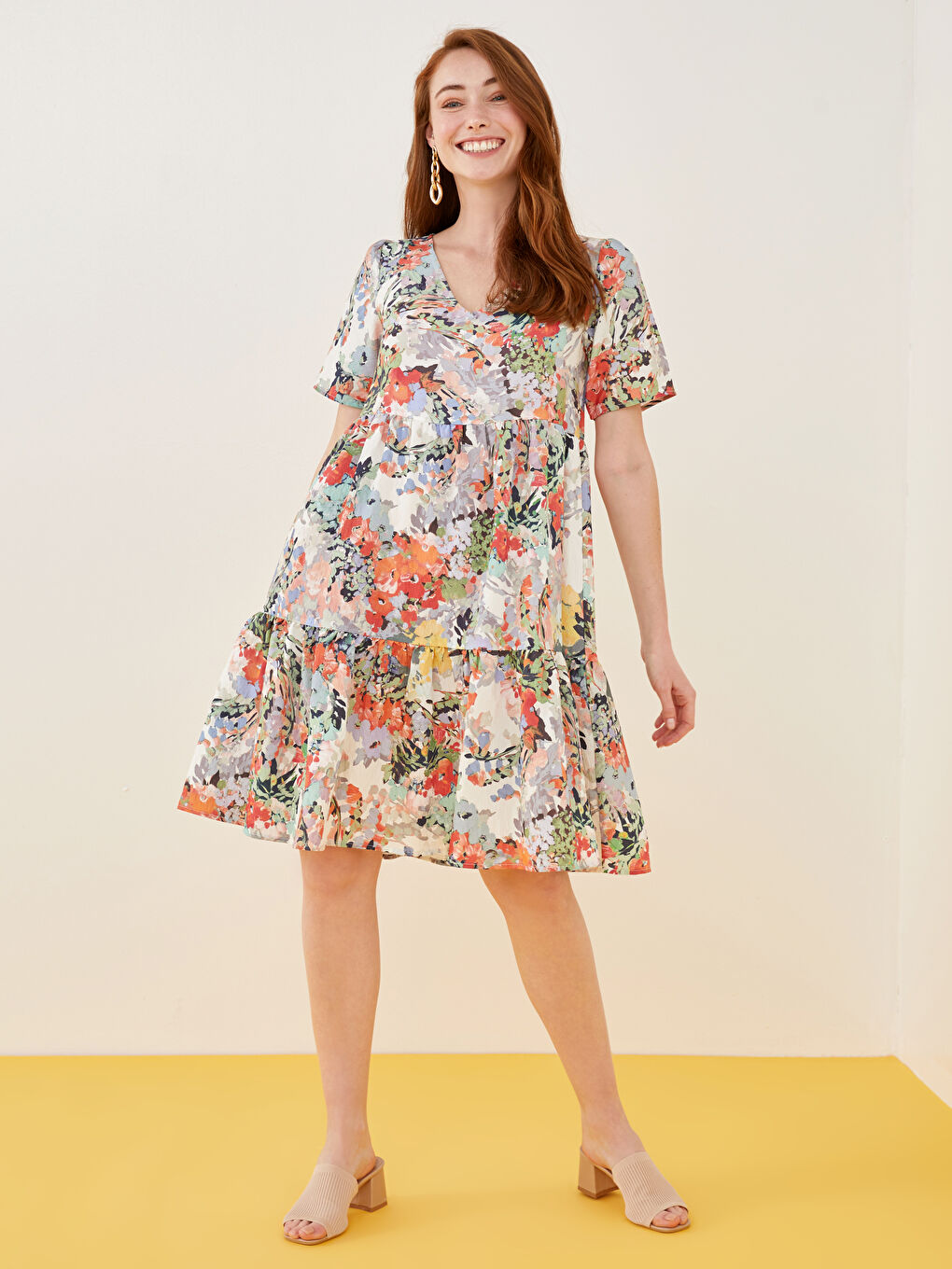 Karışık V Yaka Desenli Kısa Kollu Krep Kumaş Kadın Elbise-1