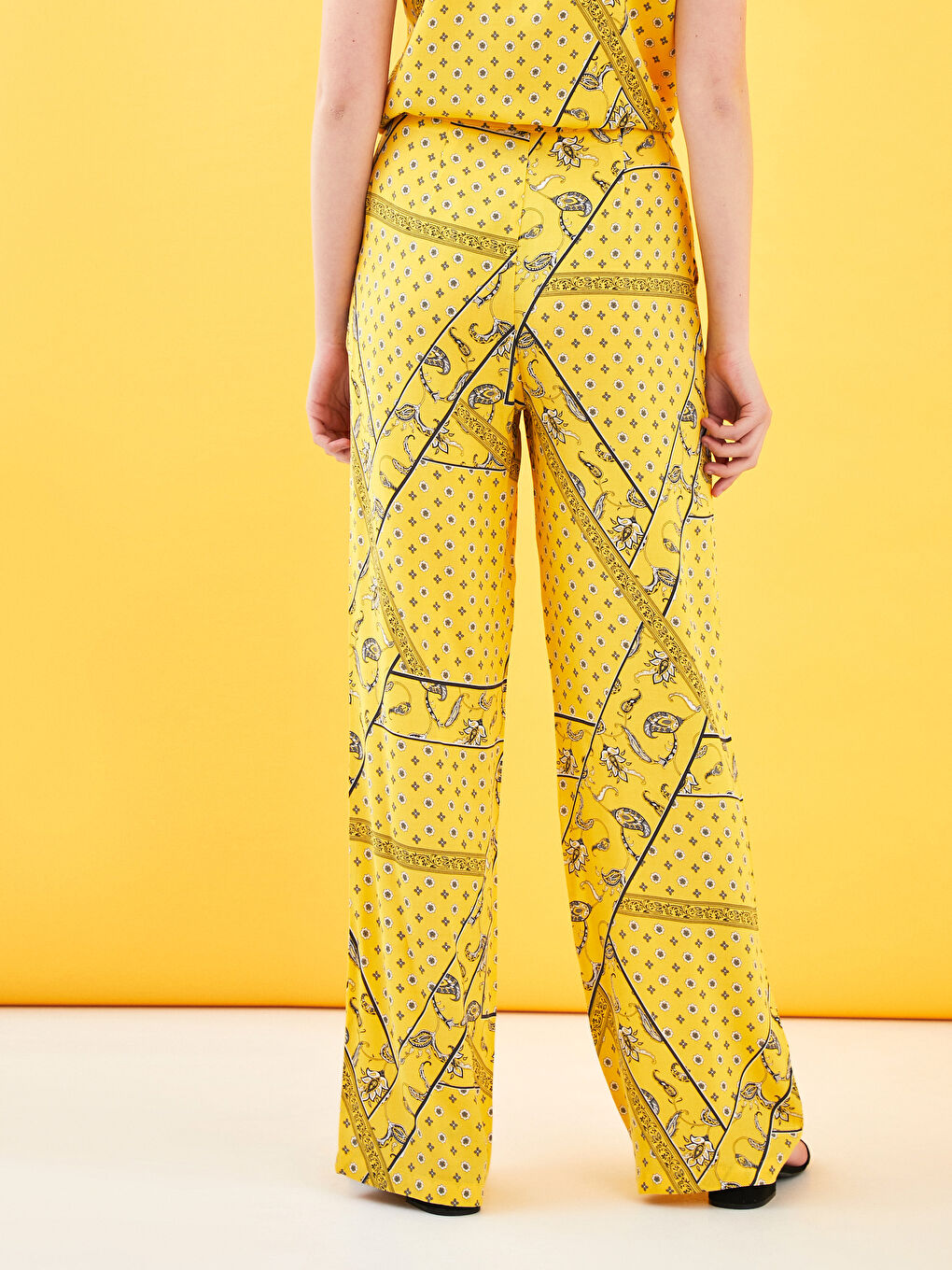 Sarı Baskılı Cep Detaylı Bol Paça Viskon Kadın Pantolon-2