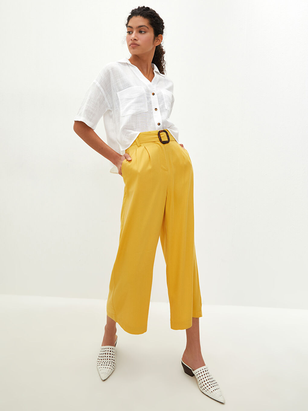 Sarı Beli Kemerli Rahat Kalıp Kadın Pantolon