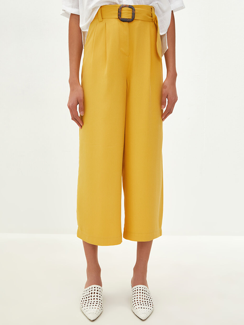 Sarı Beli Kemerli Rahat Kalıp Kadın Pantolon-1