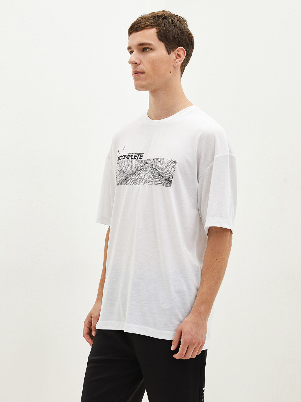 Beyaz Bisiklet Yaka Kısa Kollu Baskılı Penye Erkek Tişört-1