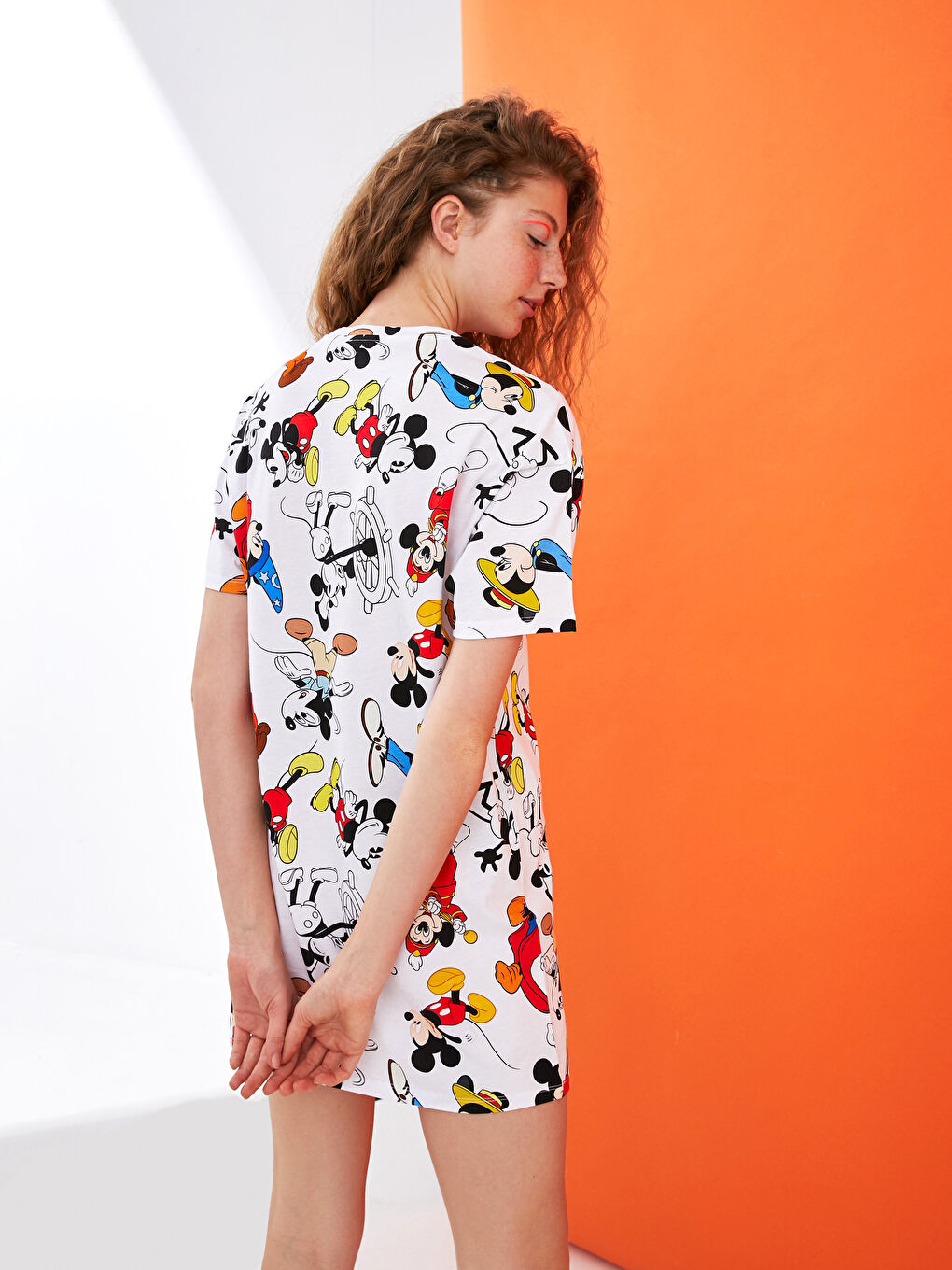 فستان نسائي قطني بطبعة ميكي ماوس برقبة دائرية وكم قصير-6