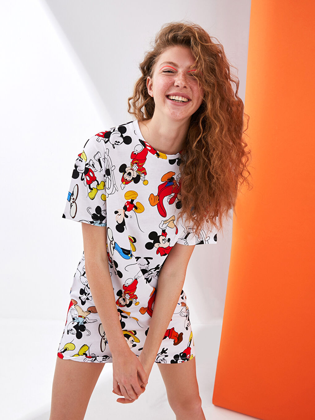 فستان نسائي قطني بطبعة ميكي ماوس برقبة دائرية وكم قصير