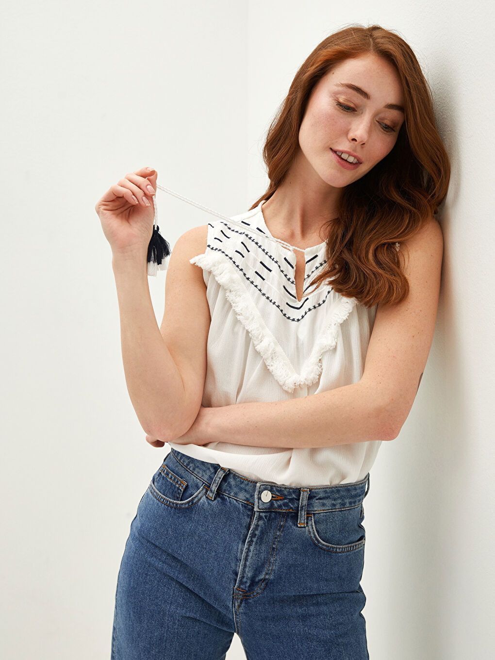 Блузка без рукавов из жатой ткани с вышивкой и воротником на завязках для женщин-2