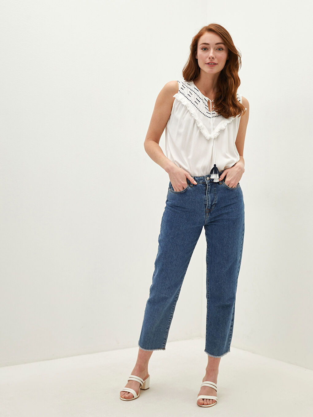 Блузка без рукавов из жатой ткани с вышивкой и воротником на завязках для женщин-3