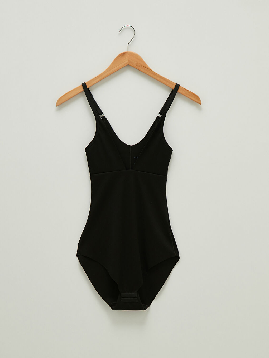 Siyah V Yaka Düz Askılı Kadın Çıtçıtlı Body