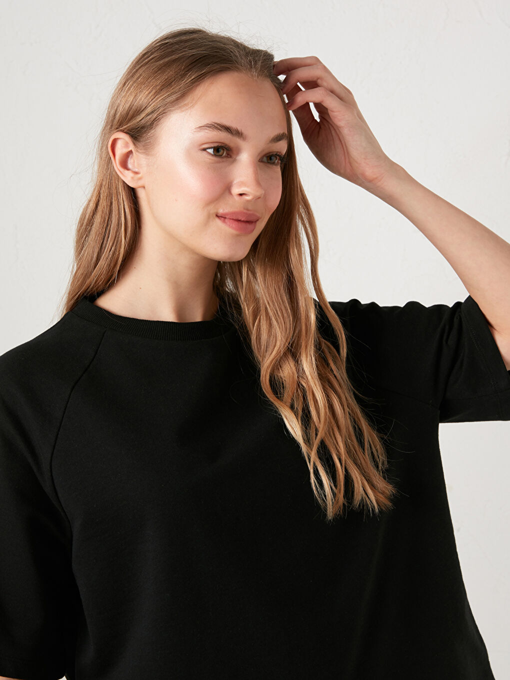 Siyah Bisiklet Yaka Düz Kısa Kollu Kadın Tişört-6