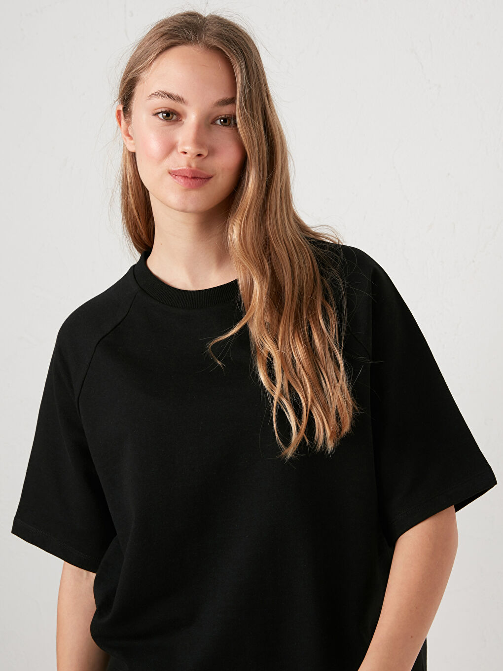 Siyah Bisiklet Yaka Düz Kısa Kollu Kadın Tişört-7