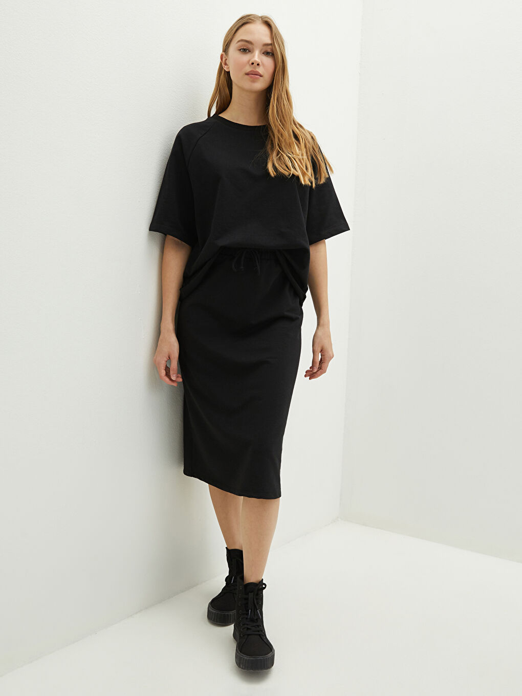 Siyah Bisiklet Yaka Düz Kısa Kollu Kadın Tişört-2