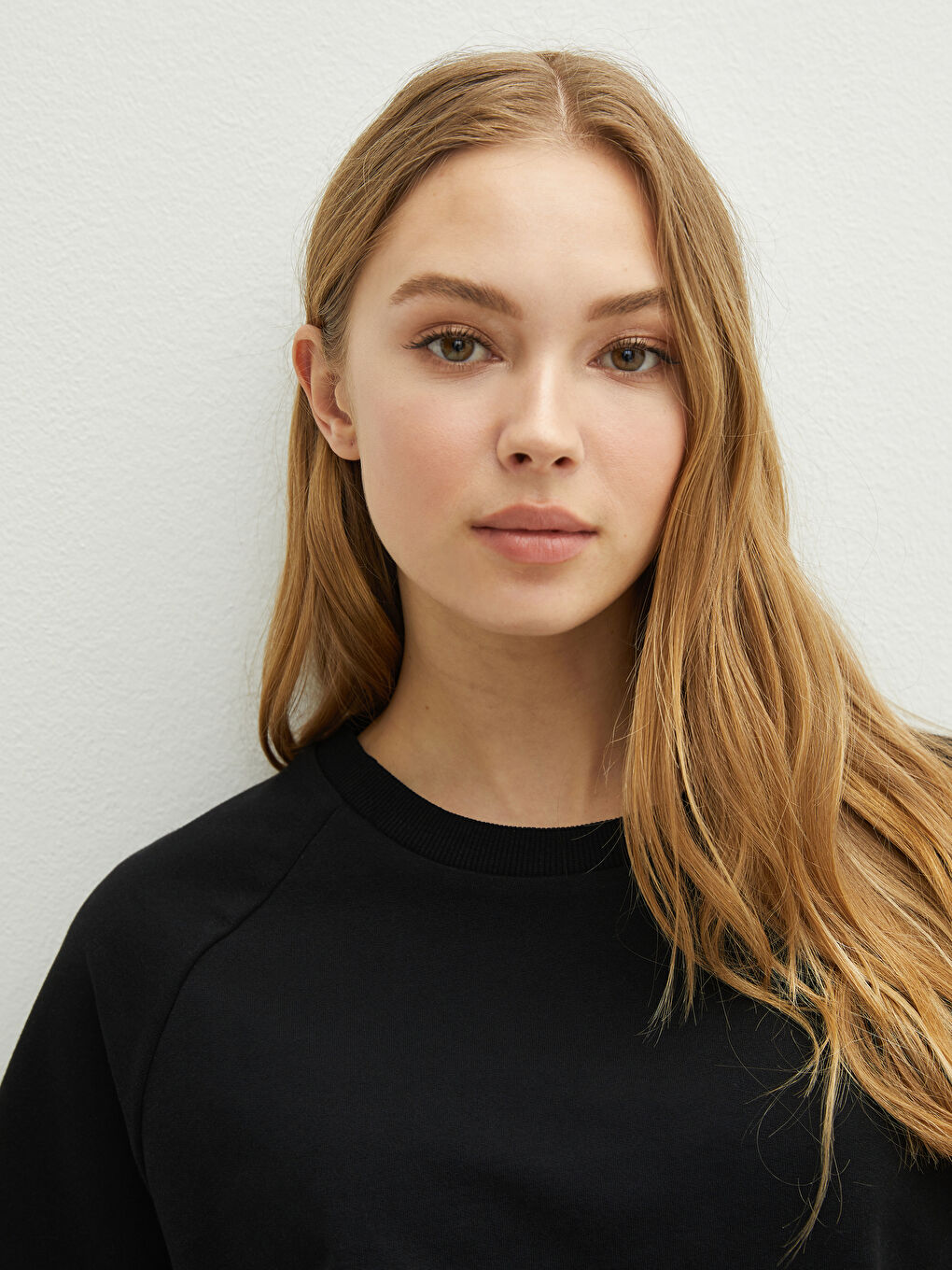 Siyah Bisiklet Yaka Düz Kısa Kollu Kadın Tişört-3