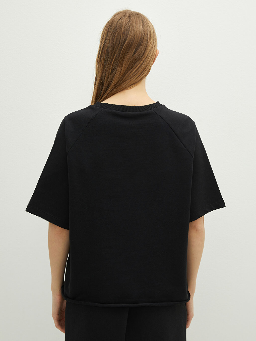Siyah Bisiklet Yaka Düz Kısa Kollu Kadın Tişört-4