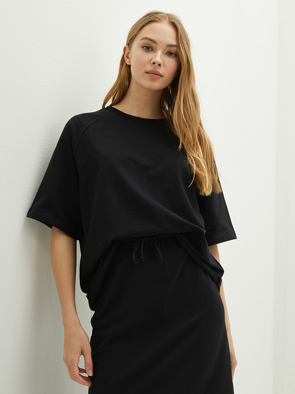 Siyah Bisiklet Yaka Düz Kısa Kollu Kadın Tişört