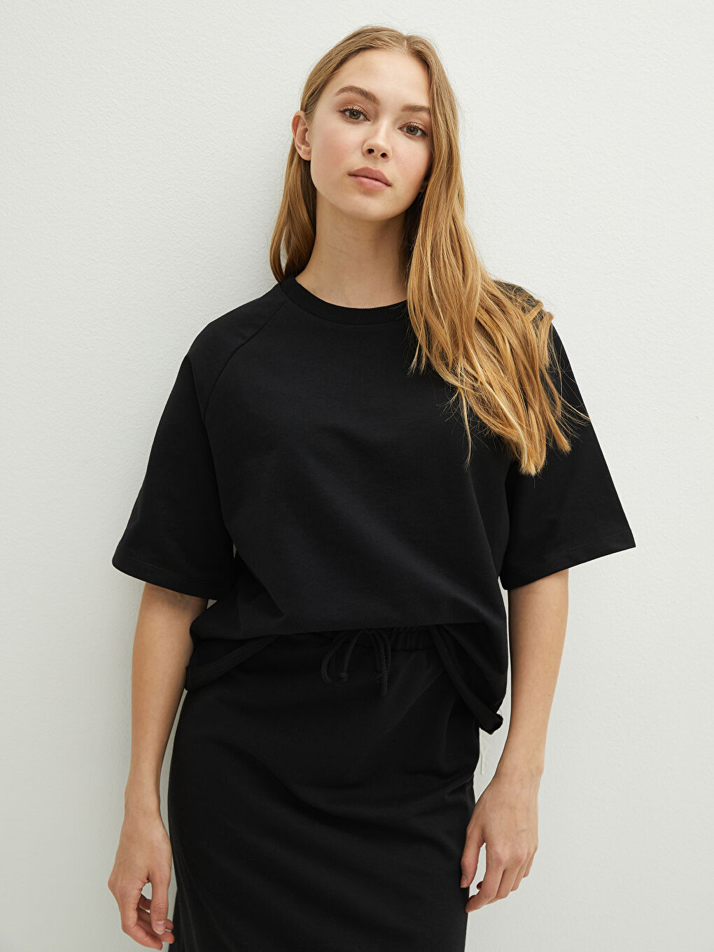 Siyah Bisiklet Yaka Düz Kısa Kollu Kadın Tişört-1