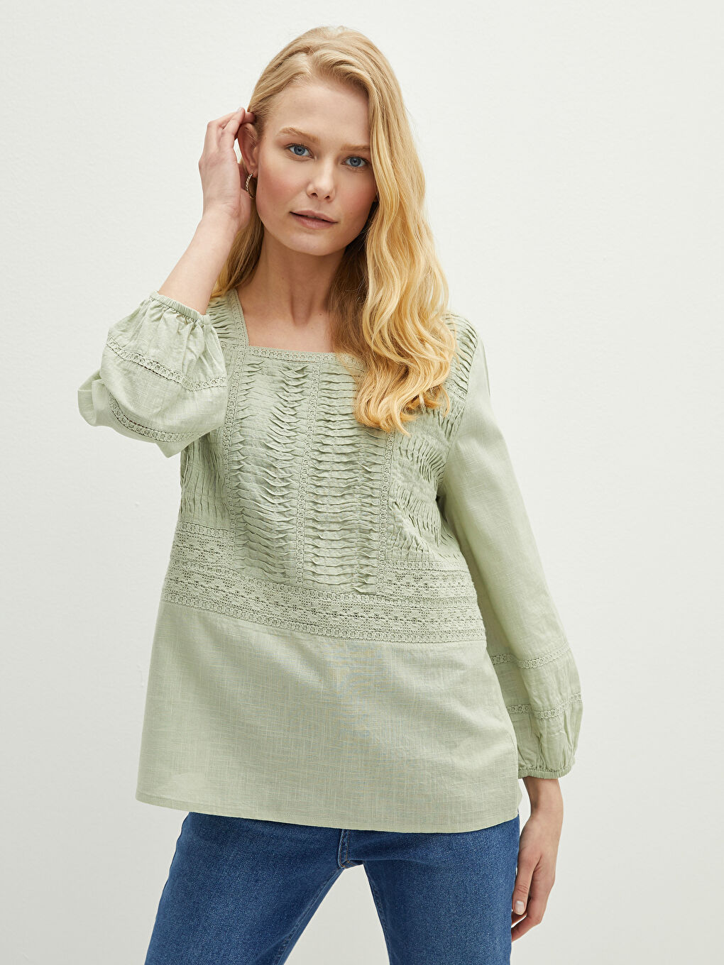 بلوزة قطن مطرزة بياقة مربعة للسيدات-1