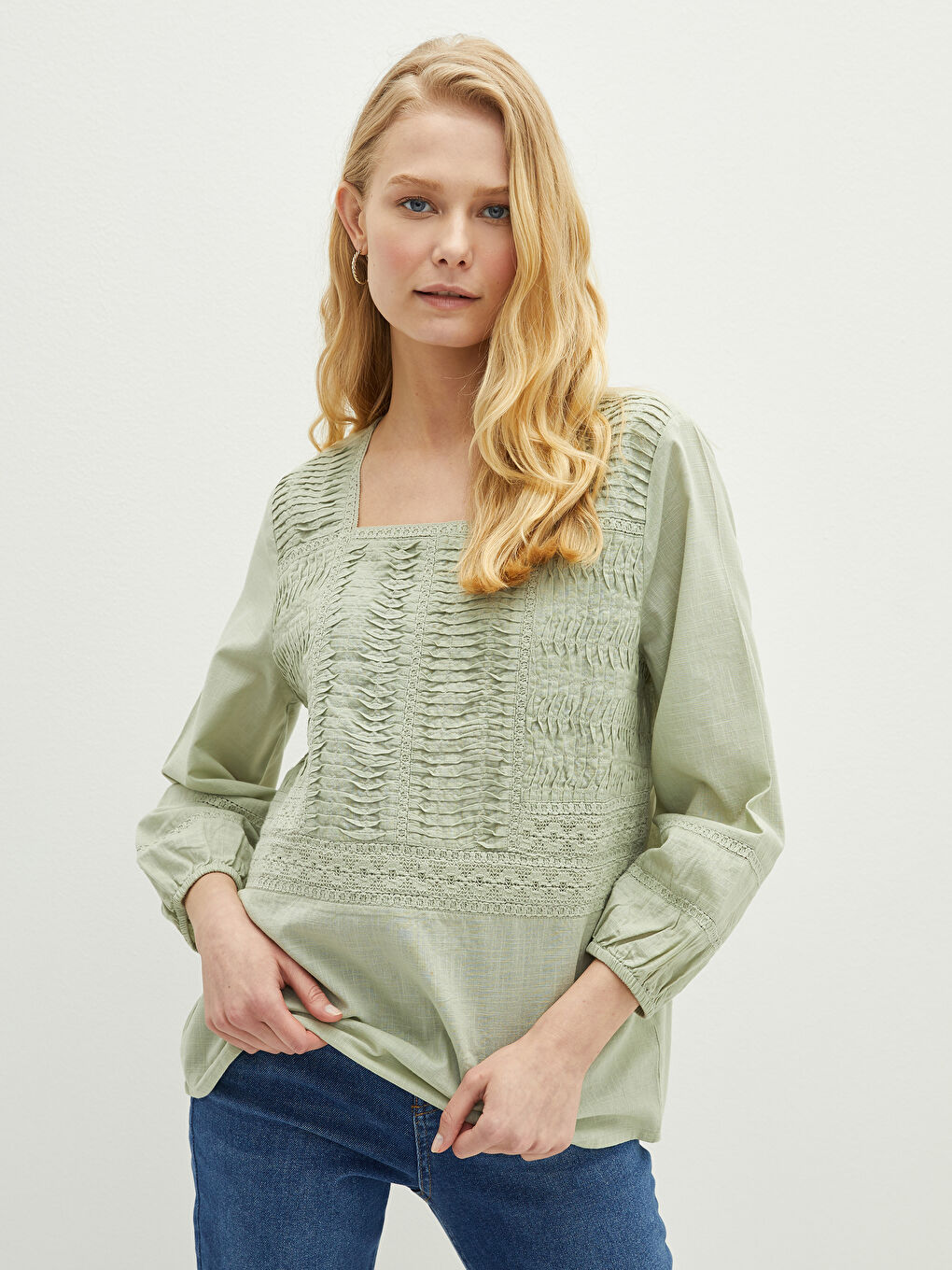 بلوزة قطن مطرزة بياقة مربعة للسيدات-2