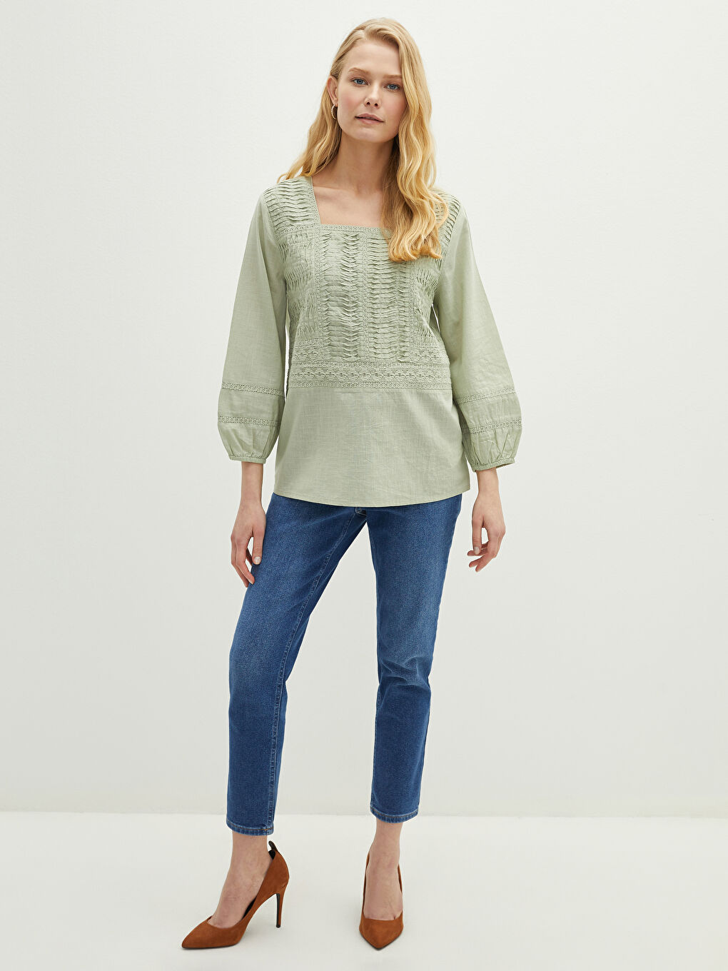 بلوزة قطن مطرزة بياقة مربعة للسيدات-3