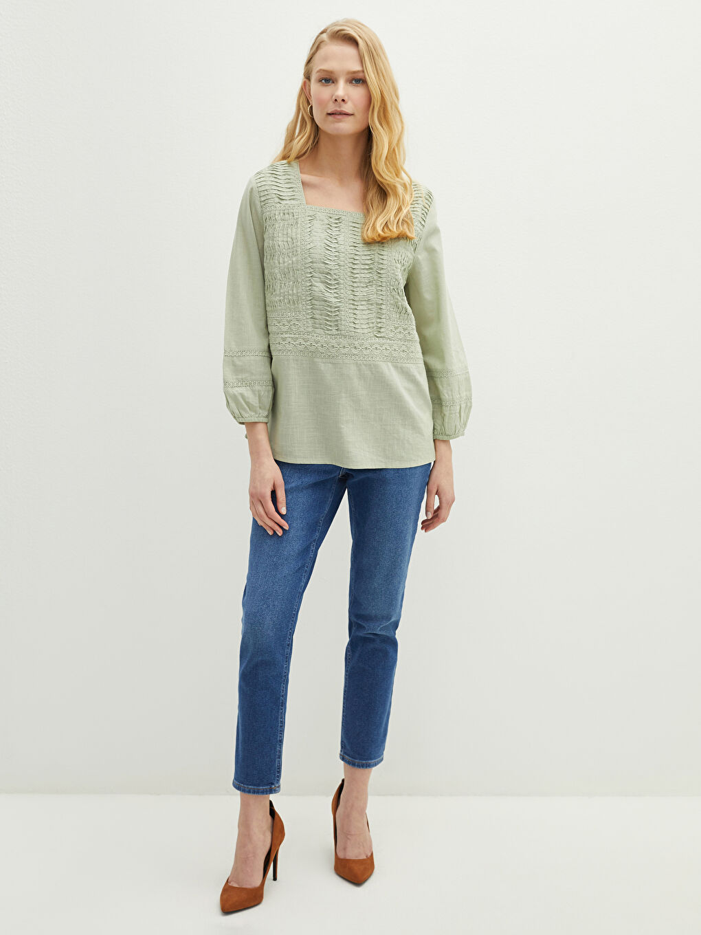 بلوزة قطن مطرزة بياقة مربعة للسيدات-4