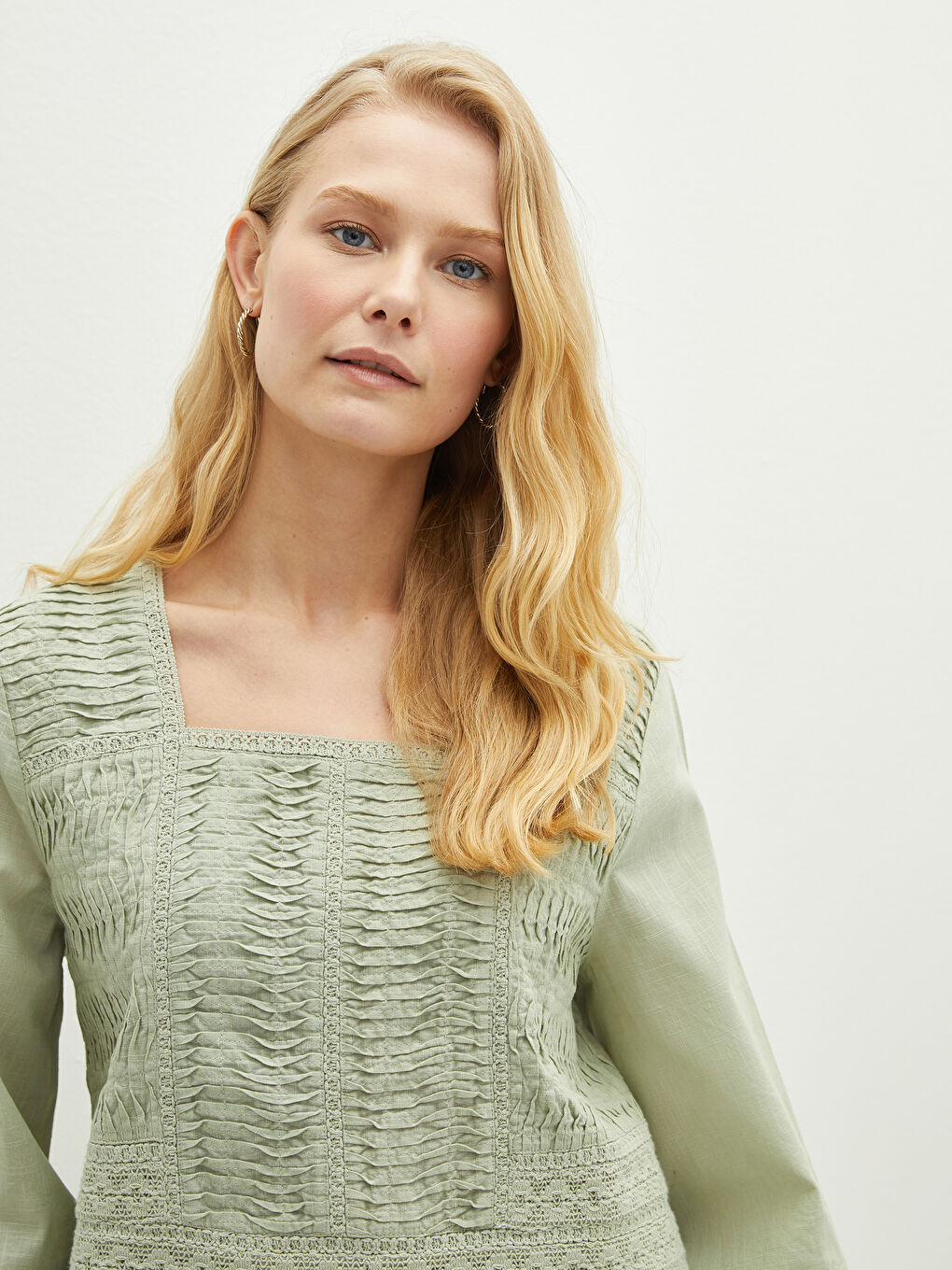 بلوزة قطن مطرزة بياقة مربعة للسيدات-5