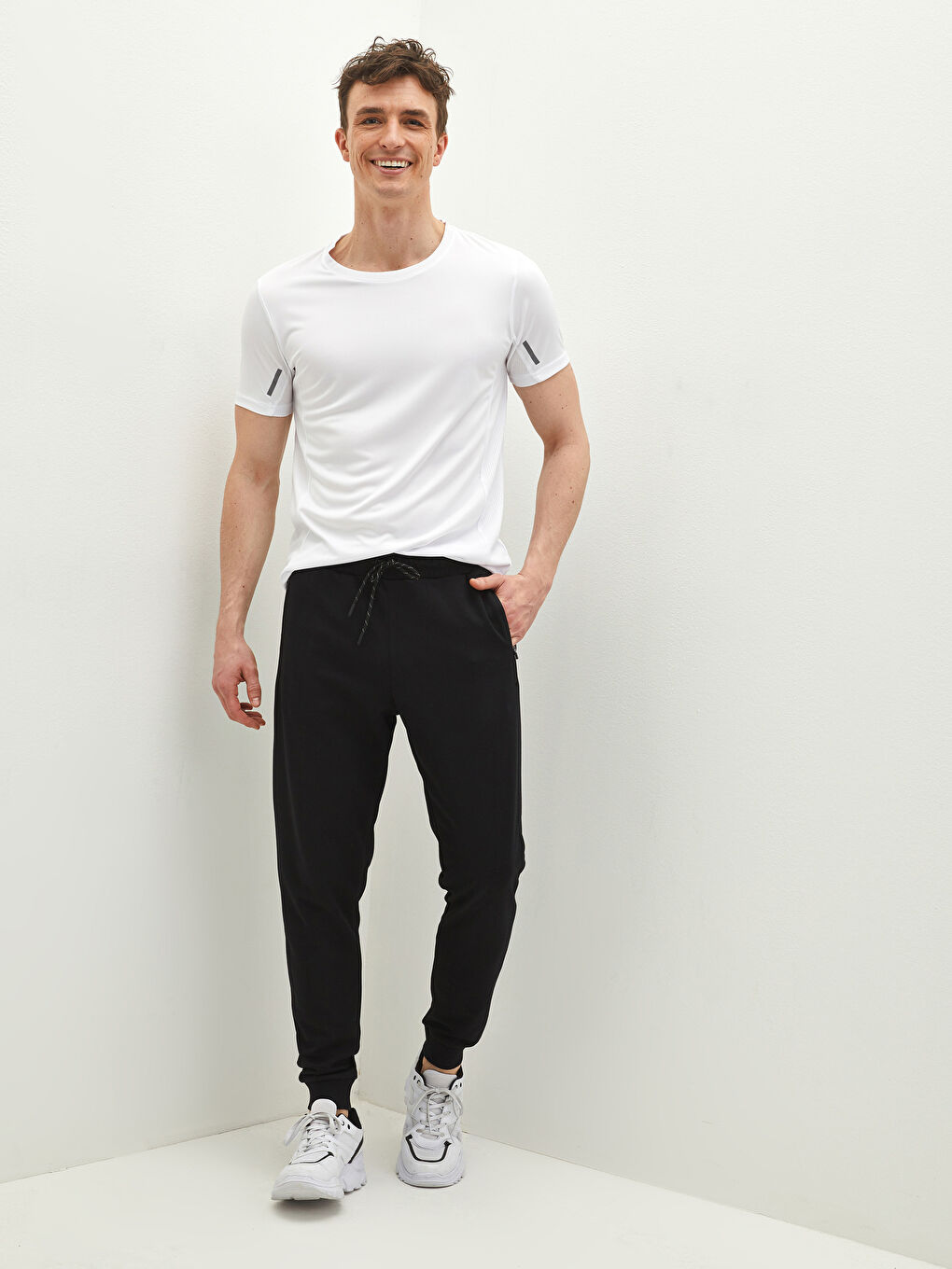Siyah Standart Kalıp Erkek Jogger Eşofman Altı-1