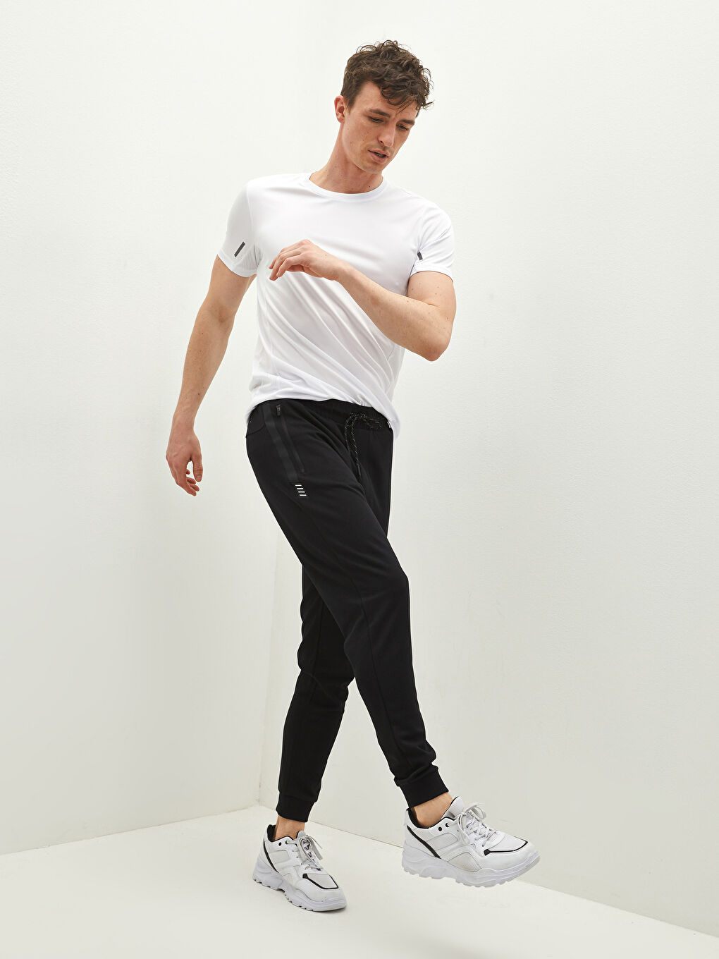 Siyah Standart Kalıp Erkek Jogger Eşofman Altı-3