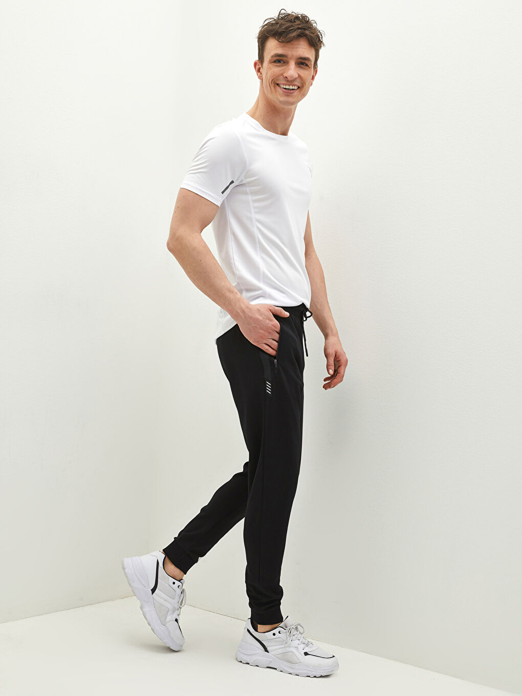 Siyah Standart Kalıp Erkek Jogger Eşofman Altı-4