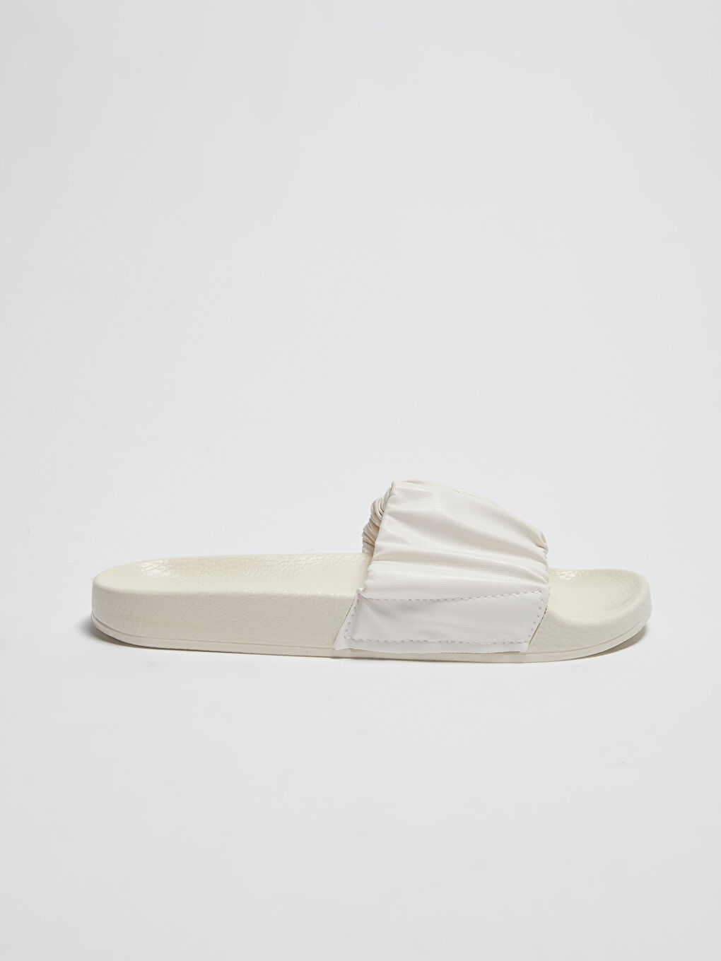 Beyaz Deri Görünümlü Tek Bantlı Kadın Terlik-5