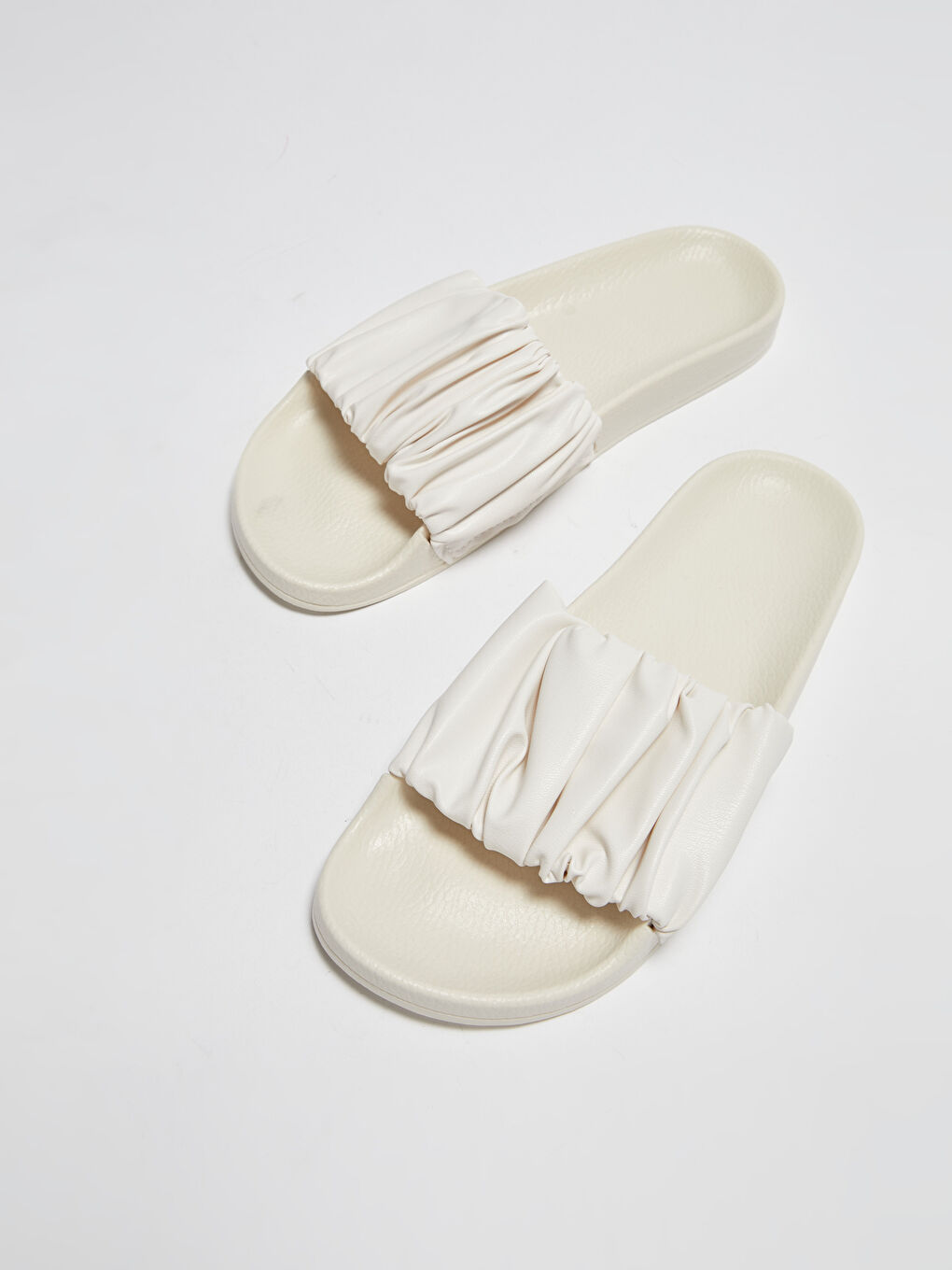 Beyaz Deri Görünümlü Tek Bantlı Kadın Terlik-6