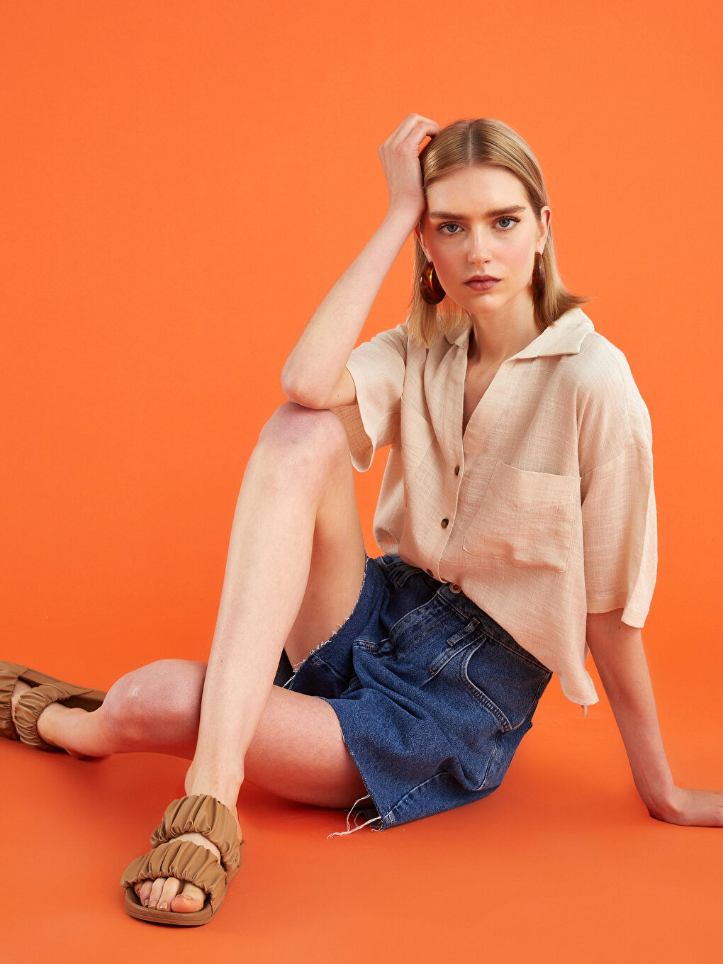 Kahverengi Deri Görünümlü Çift Bantlı Kadın Terlik