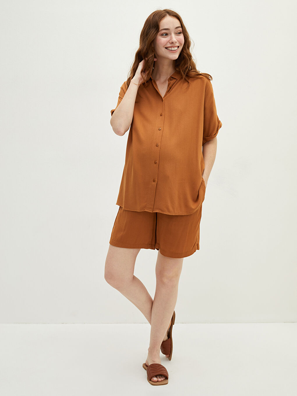 Kahverengi Önden Düğme Kapamalı Düz Kısa Kollu Krinkle Kumaş Hamile Gömlek-2