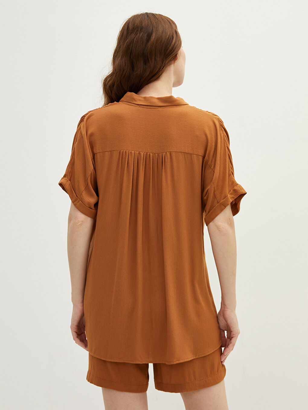 Kahverengi Önden Düğme Kapamalı Düz Kısa Kollu Krinkle Kumaş Hamile Gömlek-3