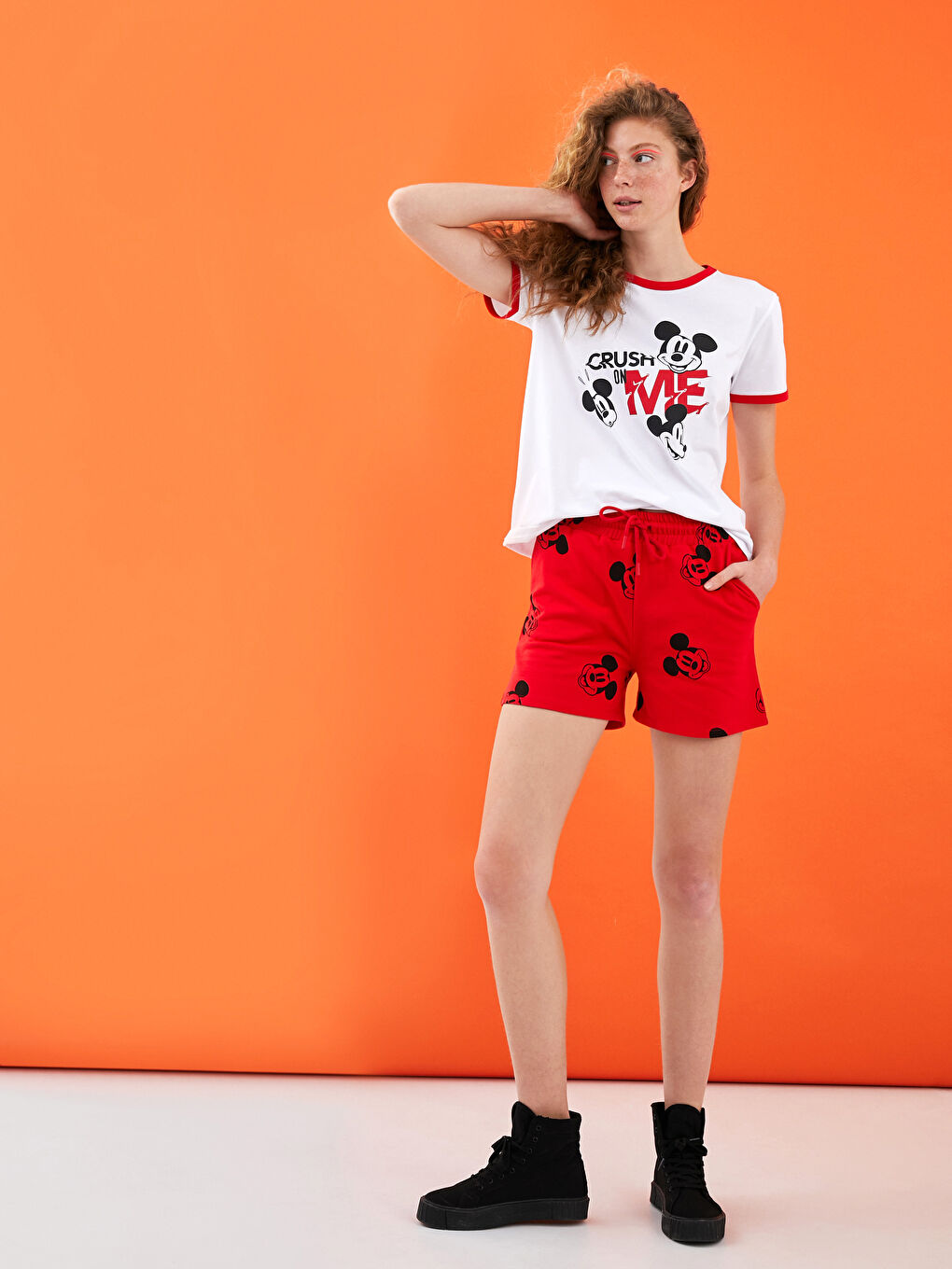 Kırmızı Beli Lastikli Mickey Mouse Baskılı Pamuklu Kadın Şort-1