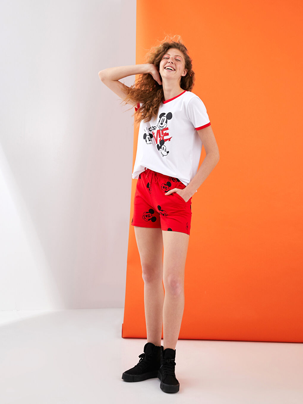 Kırmızı Beli Lastikli Mickey Mouse Baskılı Pamuklu Kadın Şort-2