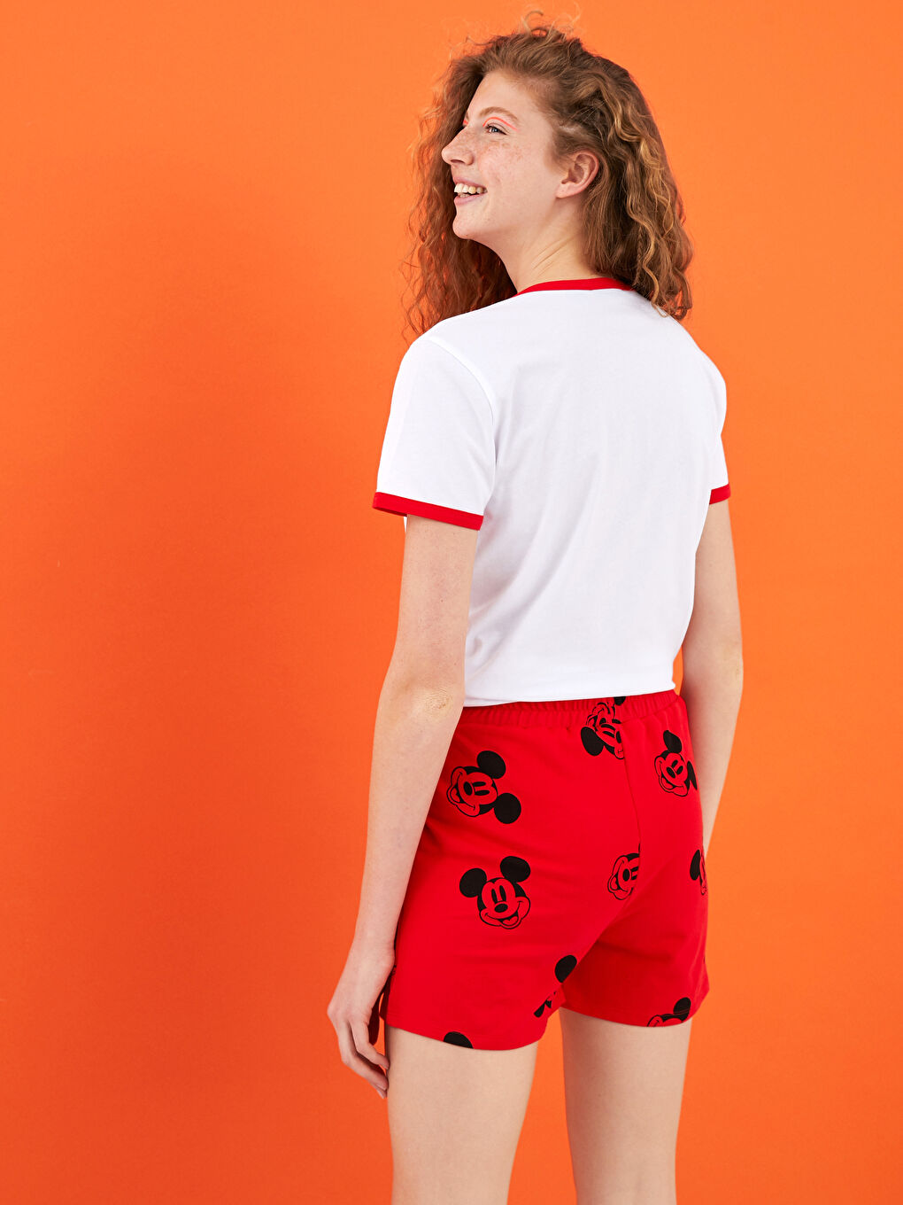 Kırmızı Beli Lastikli Mickey Mouse Baskılı Pamuklu Kadın Şort-3