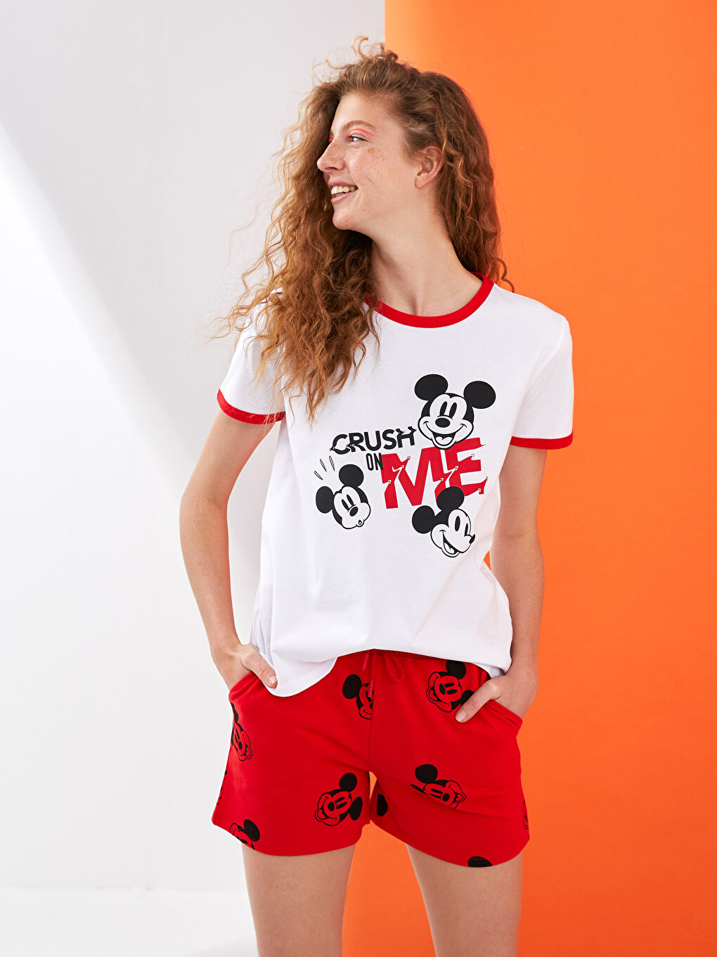 Kırmızı Beli Lastikli Mickey Mouse Baskılı Pamuklu Kadın Şort