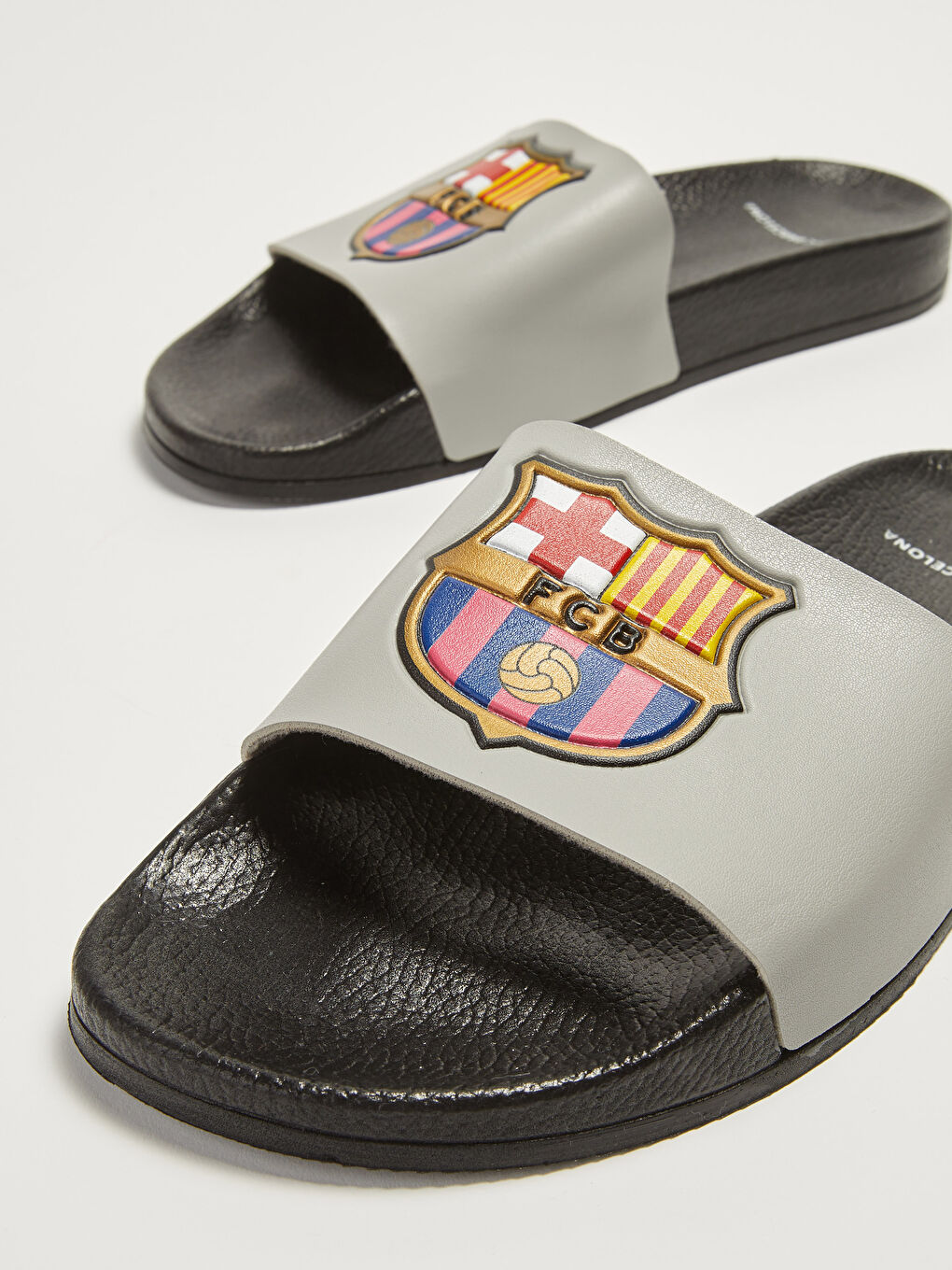 Gri FC Barcelona Lisanslı Tek Bantlı Erkek Terlik-4