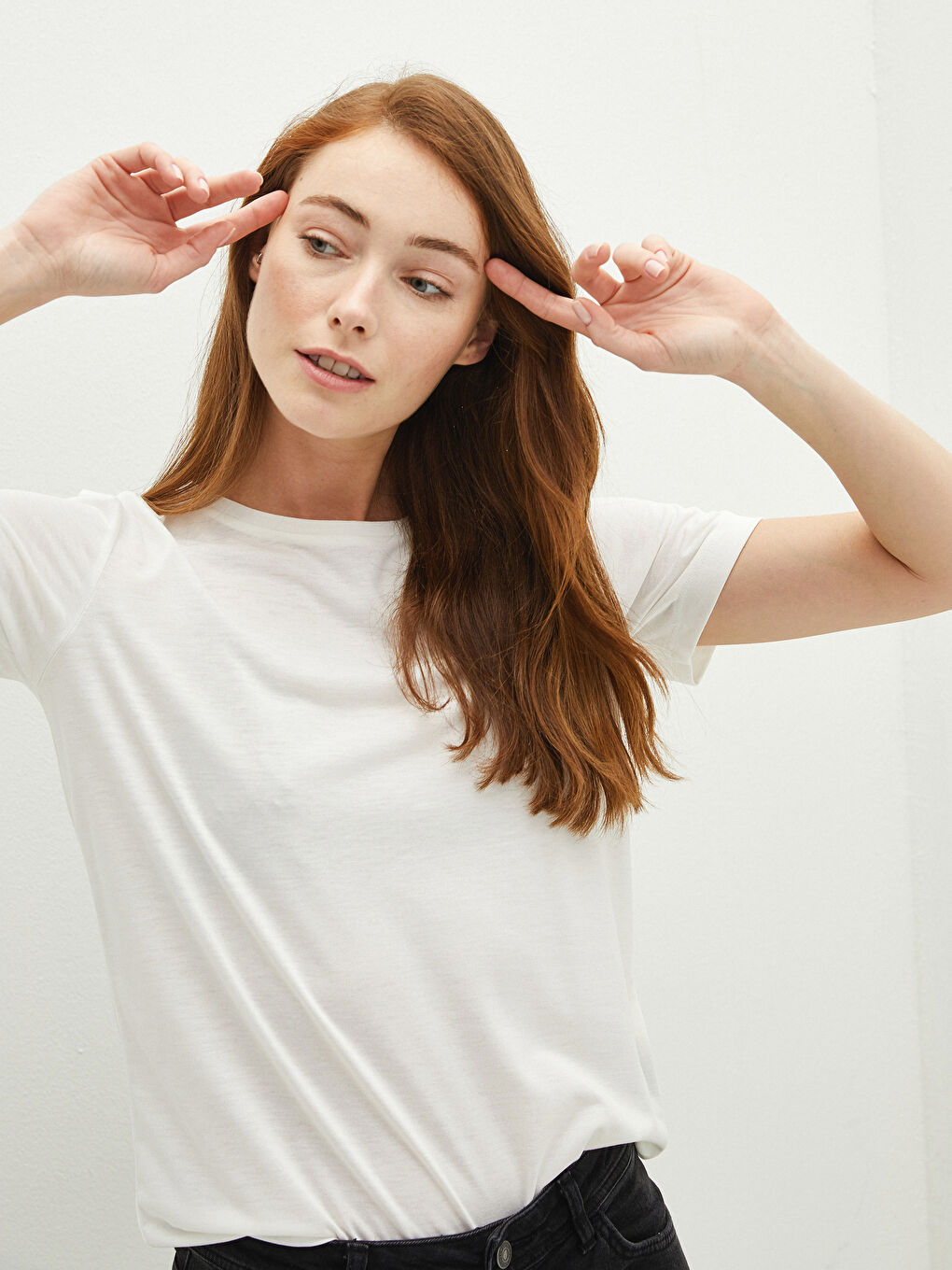 Beyaz Bisiklet Yaka Düz Kısa Kollu Kadın Tişört-1