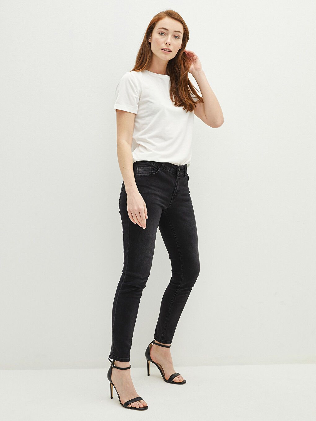 Beyaz Bisiklet Yaka Düz Kısa Kollu Kadın Tişört-2