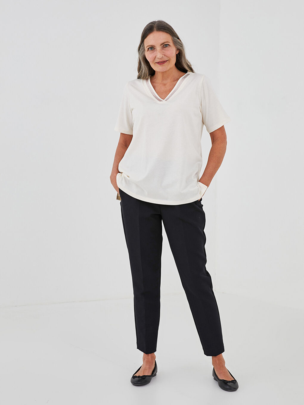 بلوزة نسائية قطن بأكمام قصيرة ورقبة على شكل حرف V مزينة بأحجار الراين-2