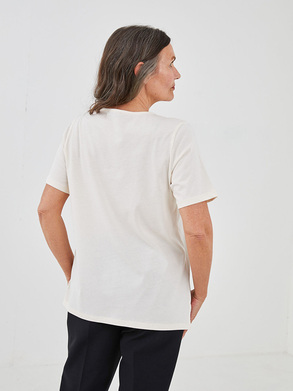 بلوزة نسائية قطن بأكمام قصيرة ورقبة على شكل حرف V مزينة بأحجار الراين-3