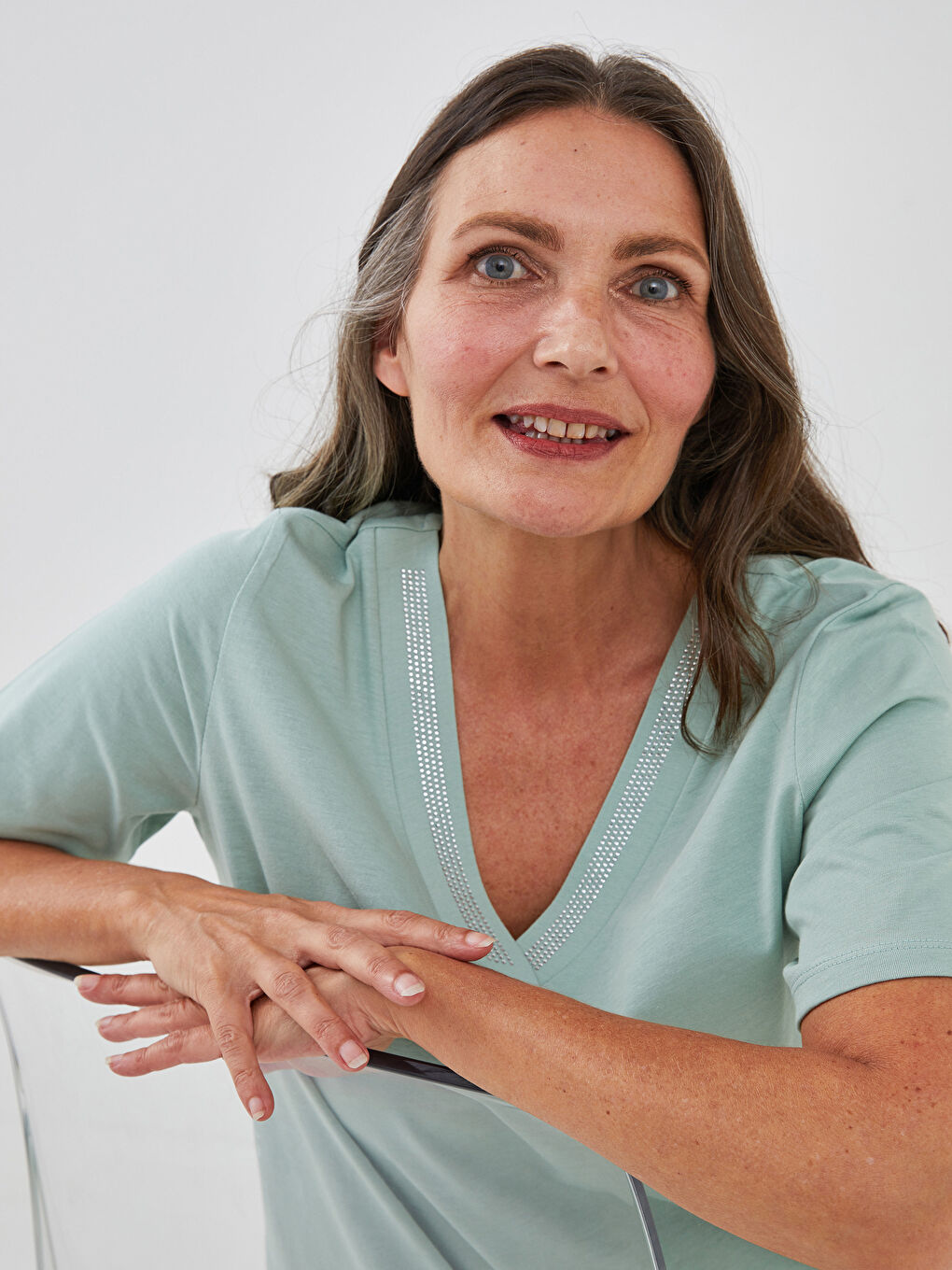 Yeşil V Yaka Taşlı Kısa Kollu Pamuklu Kadın Bluz-1