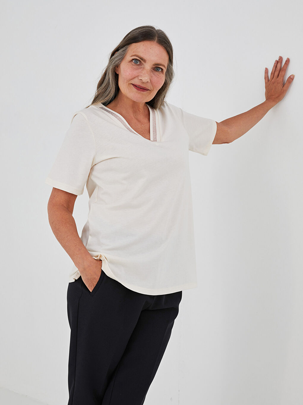 بلوزة نسائية قطن بأكمام قصيرة ورقبة على شكل حرف V مزينة بأحجار الراين-4