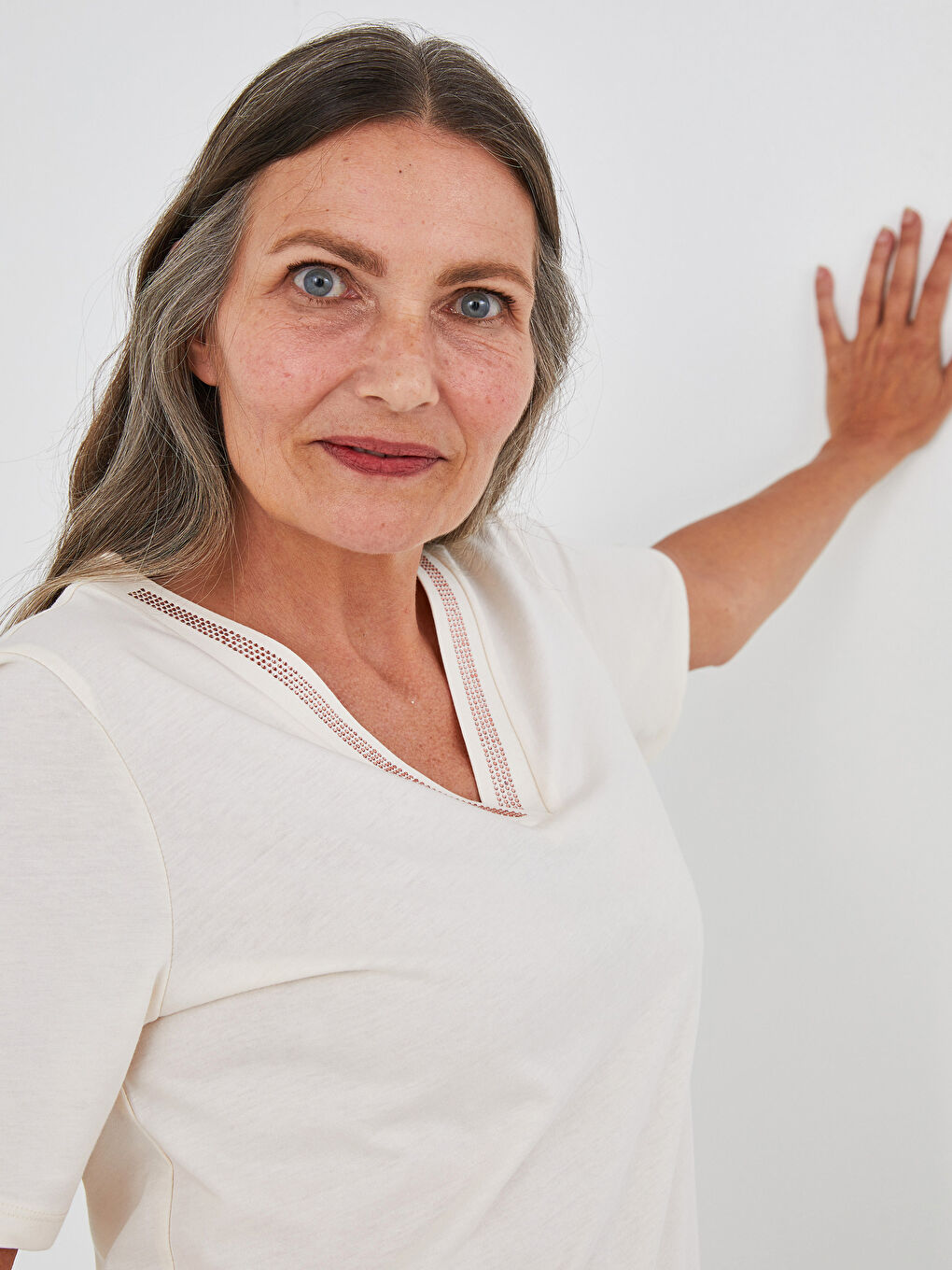 بلوزة نسائية قطن بأكمام قصيرة ورقبة على شكل حرف V مزينة بأحجار الراين