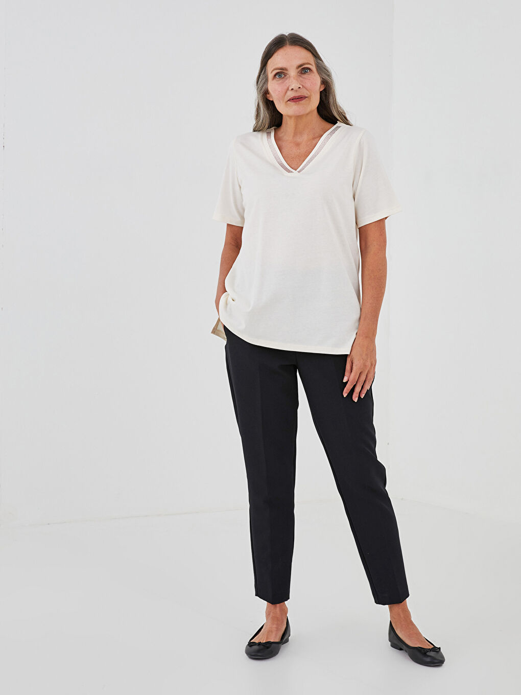 بلوزة نسائية قطن بأكمام قصيرة ورقبة على شكل حرف V مزينة بأحجار الراين-1