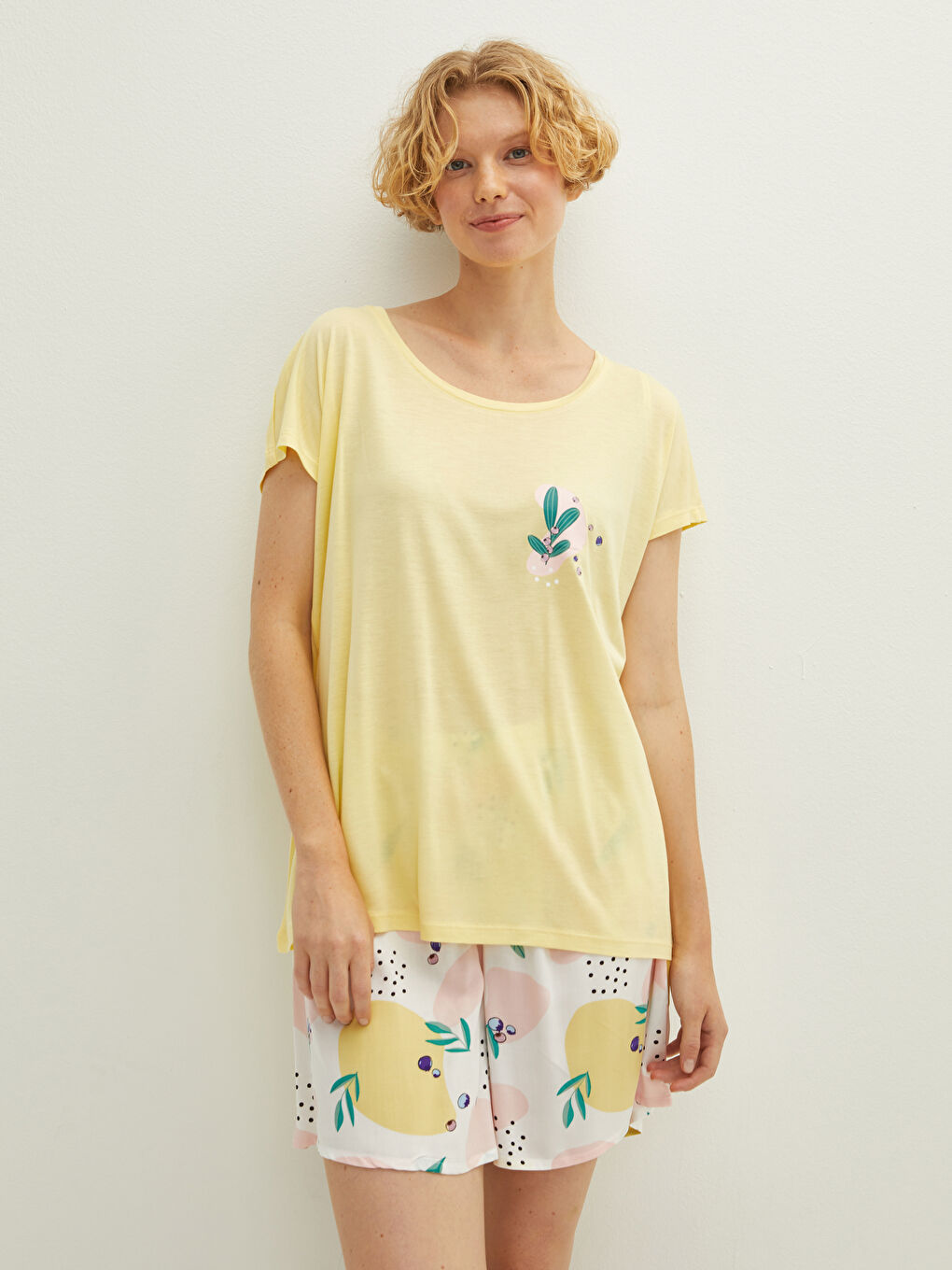 Ekru Bisiklet Yaka Baskılı Kısa Kollu Viskon Kadın Şortlu Pijama Takımı-1