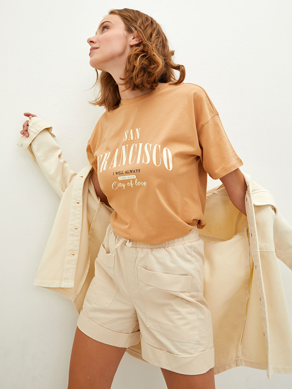 شورت نسائي من قماش الجبردين بتفاصيل جيوب وخصر مطاطي-1