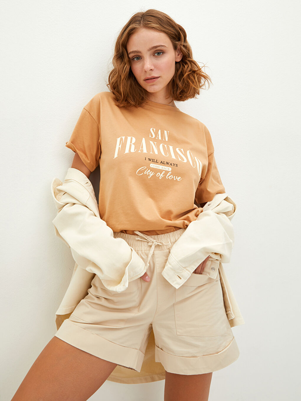 شورت نسائي من قماش الجبردين بتفاصيل جيوب وخصر مطاطي-2