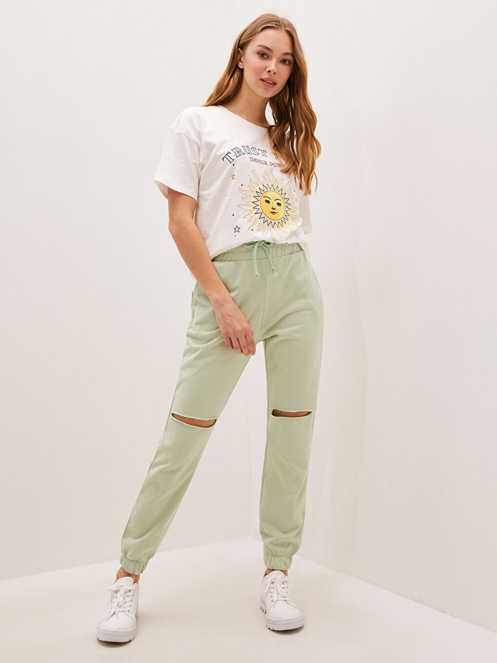 LCW Vision Women's Ripped Detailed Sweatpants with Elastic Waist and Pockets -S1JO10Z8-FYU